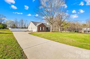 105 Laura Ct, Cherryville, NC 28021 - Photo 4