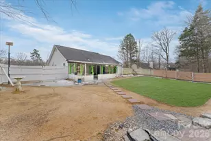 1914 Sloan Dr, Charlotte, NC 28208 - Photo 24