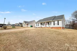 2015 Slater Springs Dr, Charlotte, NC 28216 - Photo 2