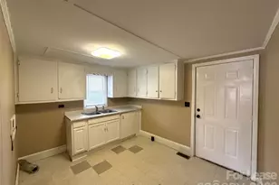 3131 Seymour Dr, Charlotte, NC 28208 - Photo 6