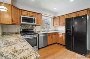 605 Red Oak Dr, Hendersonville, NC 28791 - Photo 10