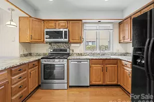 605 Red Oak Dr, Hendersonville, NC 28791 - Photo 10