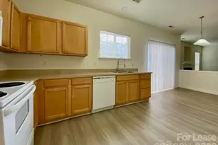 9224 Aloysia Ln, Charlotte, NC 28269 - Photo 6