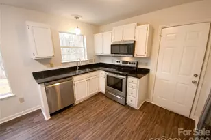 5719 Rocbridge Ln, Charlotte, NC 28208 - Photo 2