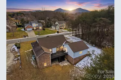 915 Barrington Drive NE, Lenoir, NC 28645 - Photo 2