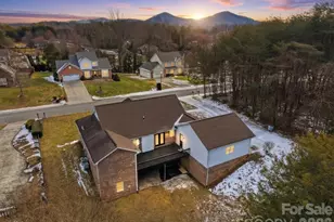 915 Barrington Dr NE, Lenoir, NC 28645 - Photo 2