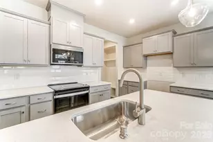 3827 Cheyney Park Dr, Charlotte, NC 28269 - Photo 8