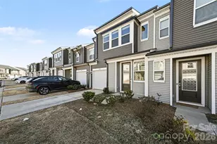 3132 Hutton Gdns Ln, Charlotte, NC 28269 - Photo 2