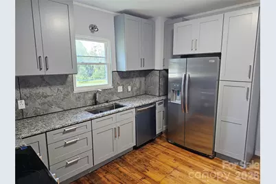 1704 16th Street NE, Hickory, NC 28601 - Photo 2