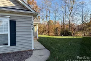 8913 Cinnabay Dr, Charlotte, NC 28216 - Photo 2