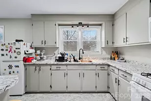 1725 26th St NE, Hickory, NC 28601 - Photo 8