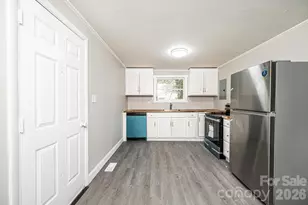 25 N Davis Ave, Newton, NC 28658 - Photo 10