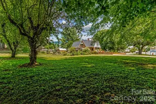 506 W Main St, Burnsville, NC 28714 - Photo 2