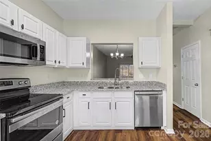 8031 Stoneham Ct, Matthews, NC 28105 - Photo 6