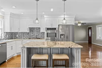 492 14th Avenue Avenue NE, Hickory, NC 28601 - Photo 2