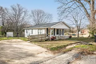 618 Live Oak St, Shelby, NC 28150 - Photo 2