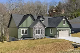 399 Crystal Heights Dr, Hendersonville, NC 28739 - Photo 2