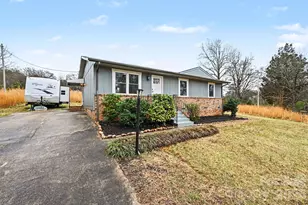 300 Lakewood Dr, Gastonia, NC 28056 - Photo 2