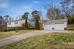 1405 Lower Creek Dr NE, Lenoir, NC 28645 - Photo 2
