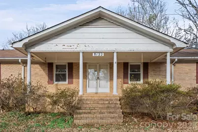 8122 Knollwood Circle, Charlotte, NC 28213 - Photo 2