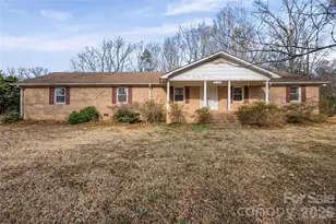 8122 Knollwood Cir, Charlotte, NC 28213 - Photo 1