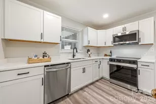 915 Crestmere St, Charlotte, NC 28208 - Photo 8