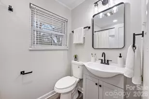 915 Crestmere St, Charlotte, NC 28208 - Photo 20