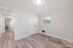 915 Crestmere St, Charlotte, NC 28208 - Photo 18