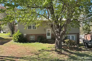 621 E 11th St, Newton, NC 28658 - Photo 2
