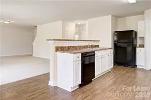 6736 Jerimoth Pl, Charlotte, NC 28215 - Photo 4