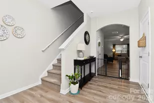 2017 Karen Woods Ln, Charlotte, NC 28216 - Photo 2