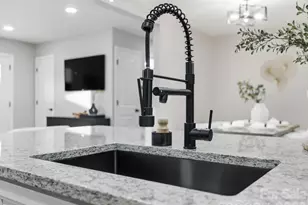 9243 Edgevale Dr, Charlotte, NC 28216 - Photo 6