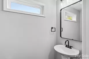 9243 Edgevale Dr, Charlotte, NC 28216 - Photo 12