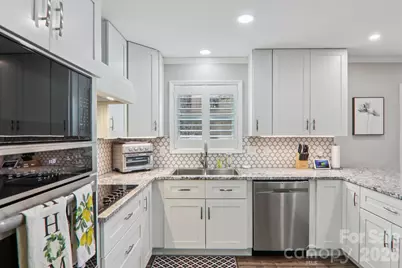 1601 Fleetwood Plaza, Hendersonville, NC 28739 - Photo 22