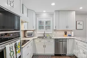 1601 Fleetwood Plaza, Hendersonville, NC 28739 - Photo 22