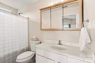 8601 Sawleaf Ct, Charlotte, NC 28215 - Photo 16