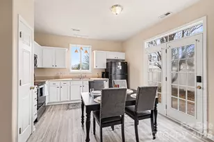 8601 Sawleaf Ct, Charlotte, NC 28215 - Photo 6