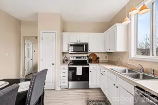 8601 Sawleaf Ct, Charlotte, NC 28215 - Photo 8