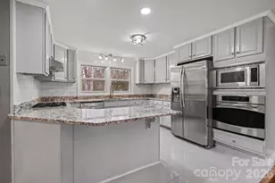 8101 Kerrybrook Cir, Charlotte, NC 28214 - Photo 6