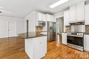 7321 Avonhurst Ln, Charlotte, NC 28269 - Photo 18