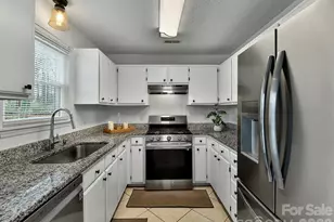 8413 Red Setter Ln, Charlotte, NC 28227 - Photo 10