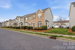 4723 Forestridge Commons Dr, Charlotte, NC 28269 - Photo 2