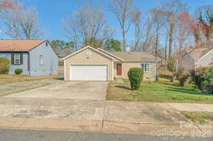 7015 Hunters Glen Dr, Charlotte, NC 28214 - Photo 2