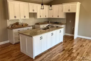 4952 Southview Dr, Hickory, NC 28602 - Photo 2