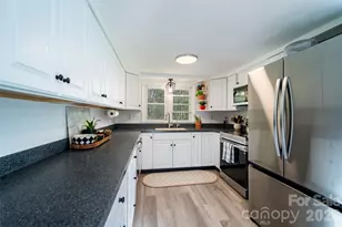 913 Dorothy St, Hendersonville, NC 28791 - Photo 8