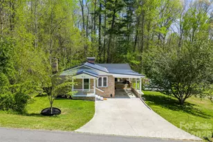 913 Dorothy St, Hendersonville, NC 28791 - Photo 2