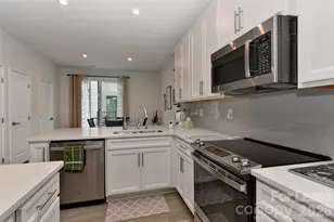 421 Spearfield Ln, Charlotte, NC 28205 - Photo 2