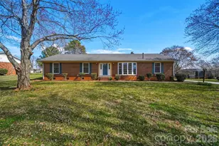 2010 Elizabeth Ave, Hickory, NC 28602 - Photo 2