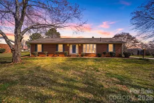 2010 Elizabeth Ave, Hickory, NC 28602 - Photo 1