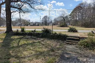 633 S Eastway Dr, Troutman, NC 28166 - Photo 4